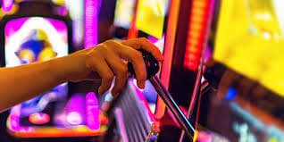 Tampilan unduh aplikasi mobile hautogel di smartphone